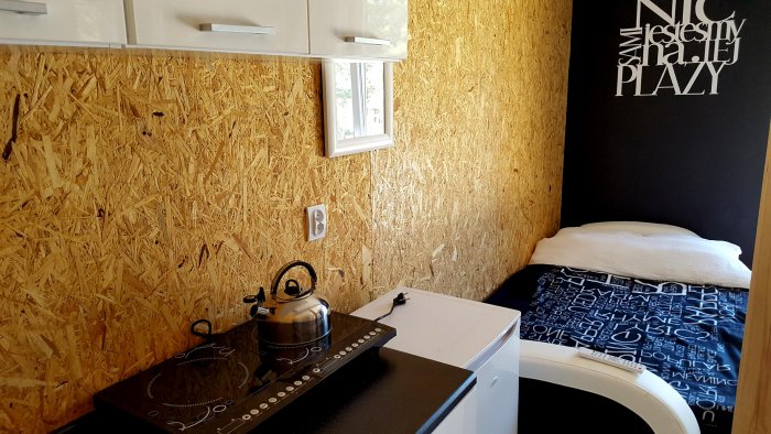 Hotel hel noclegiApartament czteroosobowy z oddzielną sypialnią.