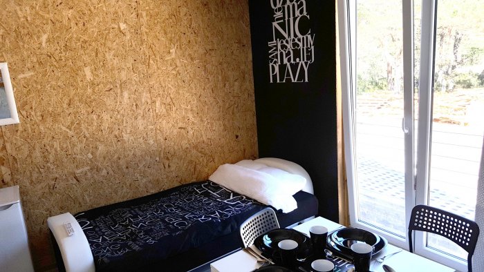 Hotel hel noclegiApartament czteroosobowy z oddzielną sypialnią.