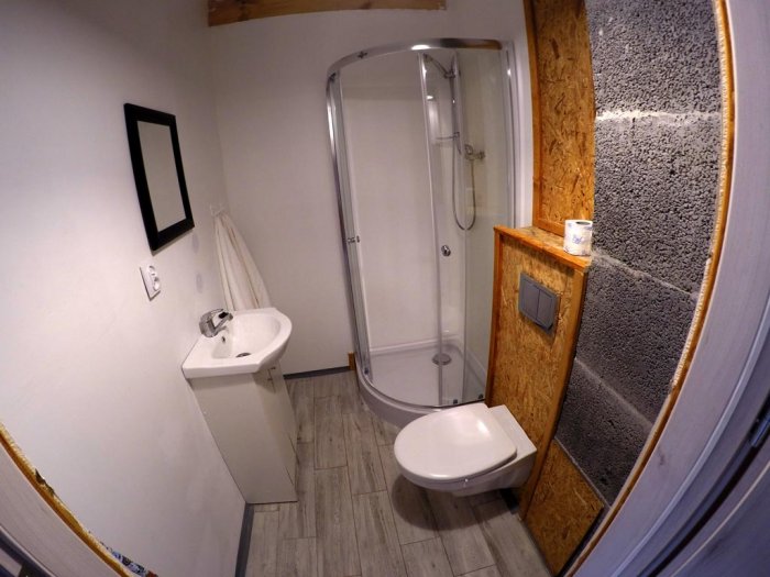 Hotel hel noclegiApartament czteroosobowy z oddzielną sypialnią.