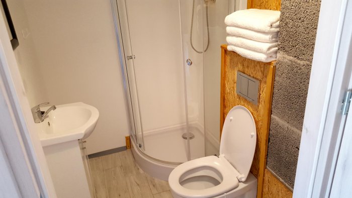 Hotel hel noclegiApartament czteroosobowy z oddzielną sypialnią.