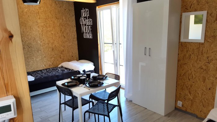 Hotel hel noclegiApartament czteroosobowy studio z balkonem.